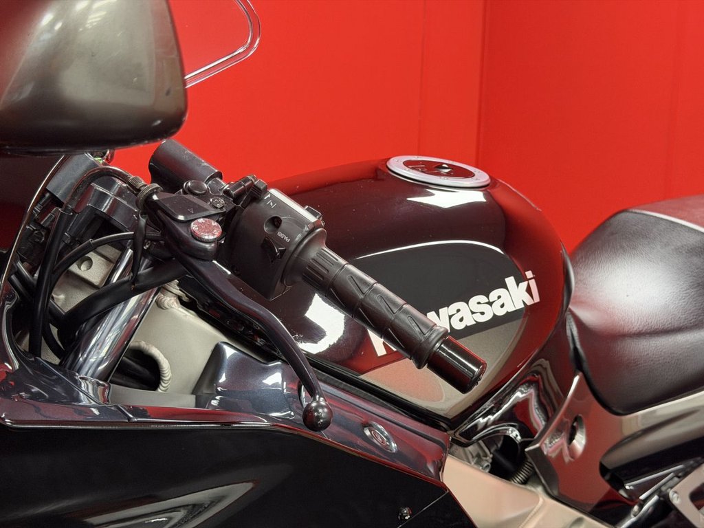 USED 2001 Y KAWASAKI ZZR600 TRADE BIKES AT TRADE PRICES LOW MILEAGE - VERY CLEAN BIKE