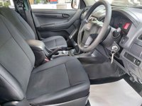 USED 2016 16 ISUZU D-MAX 2.5 TD 4x4 4dr 2016 Isuzu D-Max stands