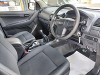 USED 2016 16 ISUZU D-MAX 2.5 TD 4x4 4dr 2016 Isuzu D-Max stands
