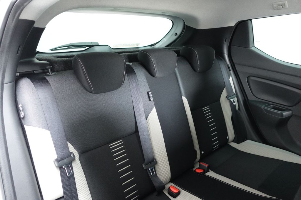 2017 Nissan Micra — image 11