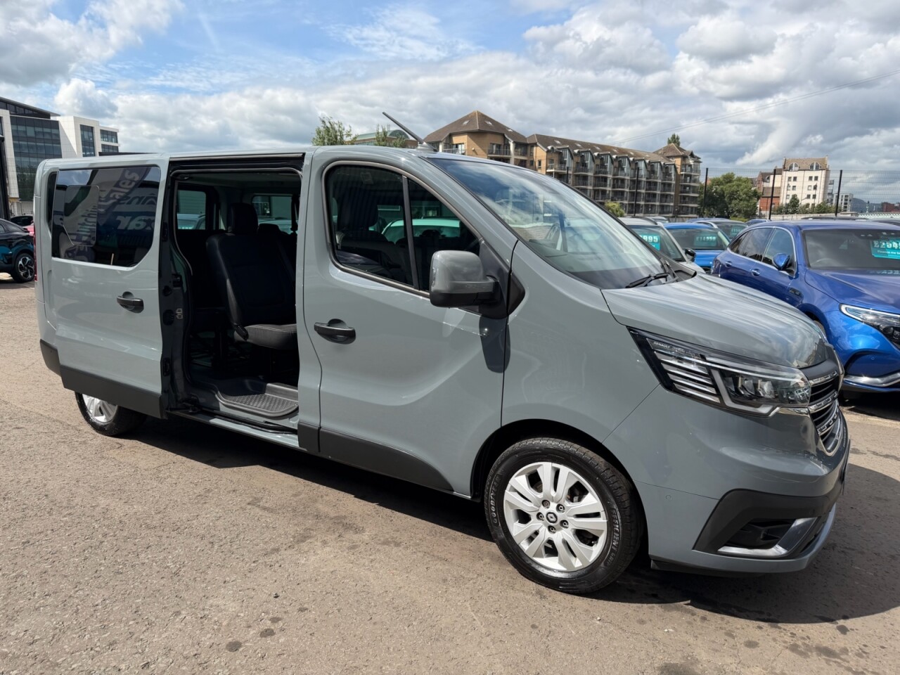 2024 RENAULT TRAFIC 2.0 dCi LL30 Extra Minibus Double Cab 5dr Diesel EDC L2 H1 Euro 6 (s/s) (9 - vehicle photo 9 for sale on PureCar