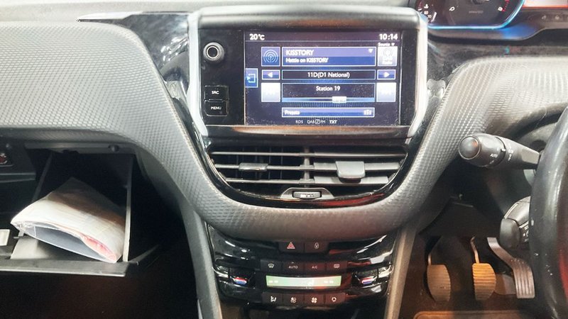 2017 Peugeot 2008 in white — photo 6 of 10