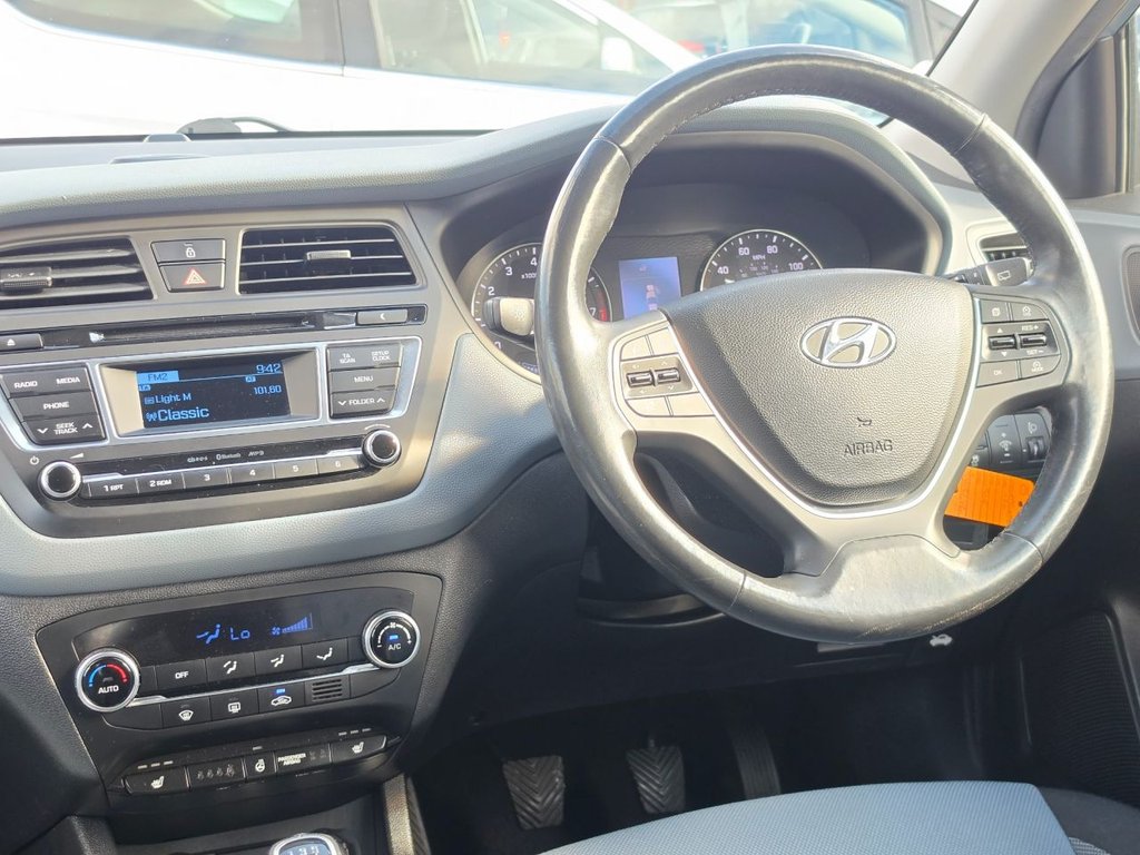 2015 Hyundai i20 — image 43