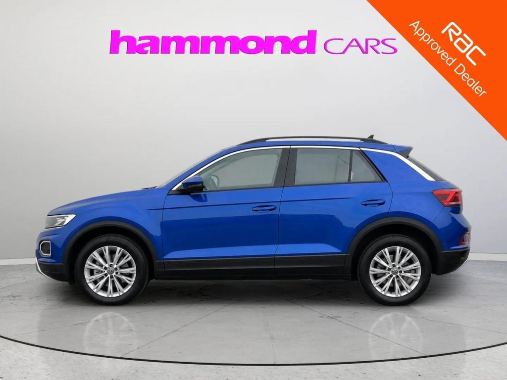 2023 Volkswagen T-Roc — image 2