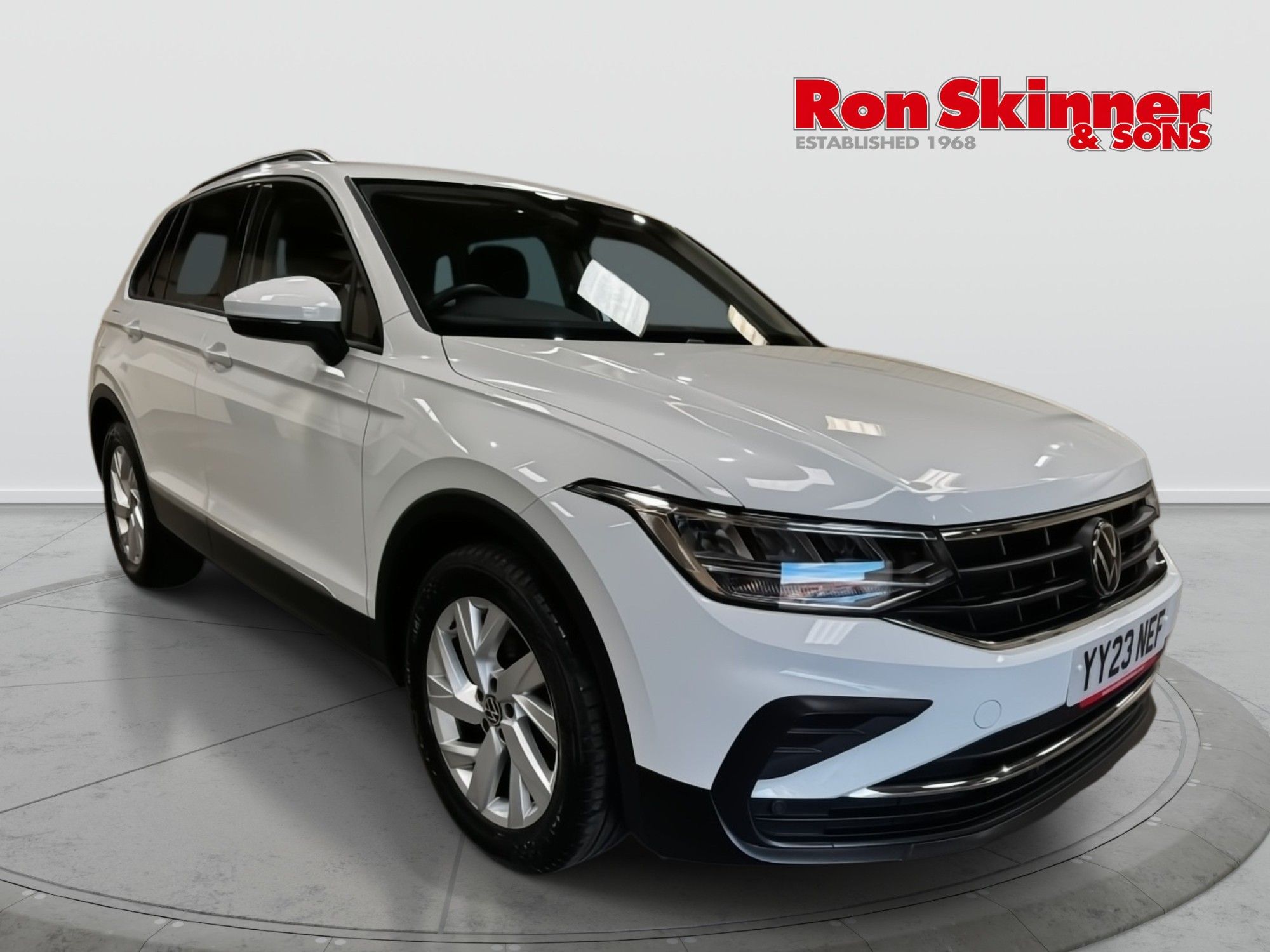 2023 Volkswagen Tiguan — image 1