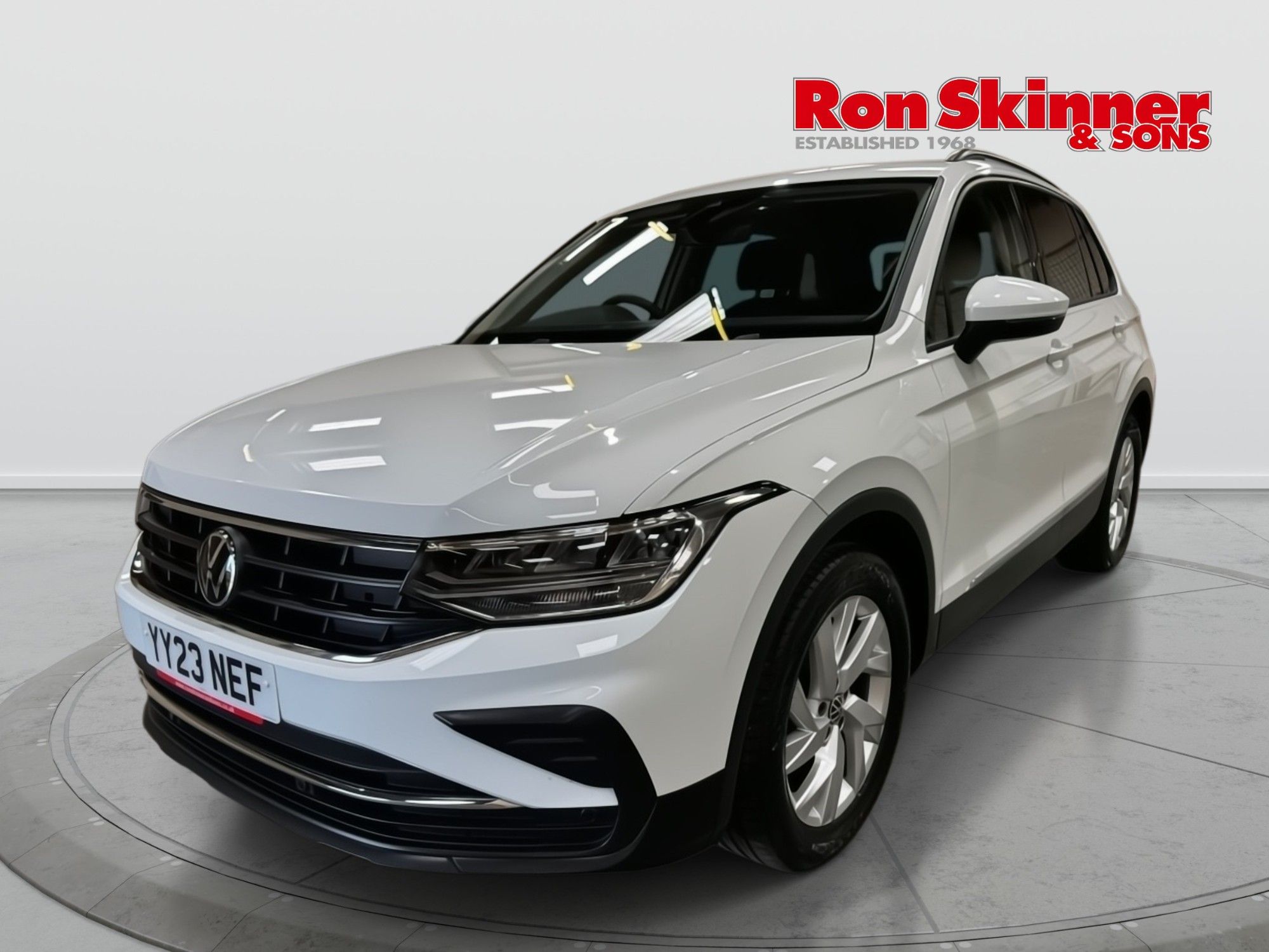 2023 Volkswagen Tiguan — image 2