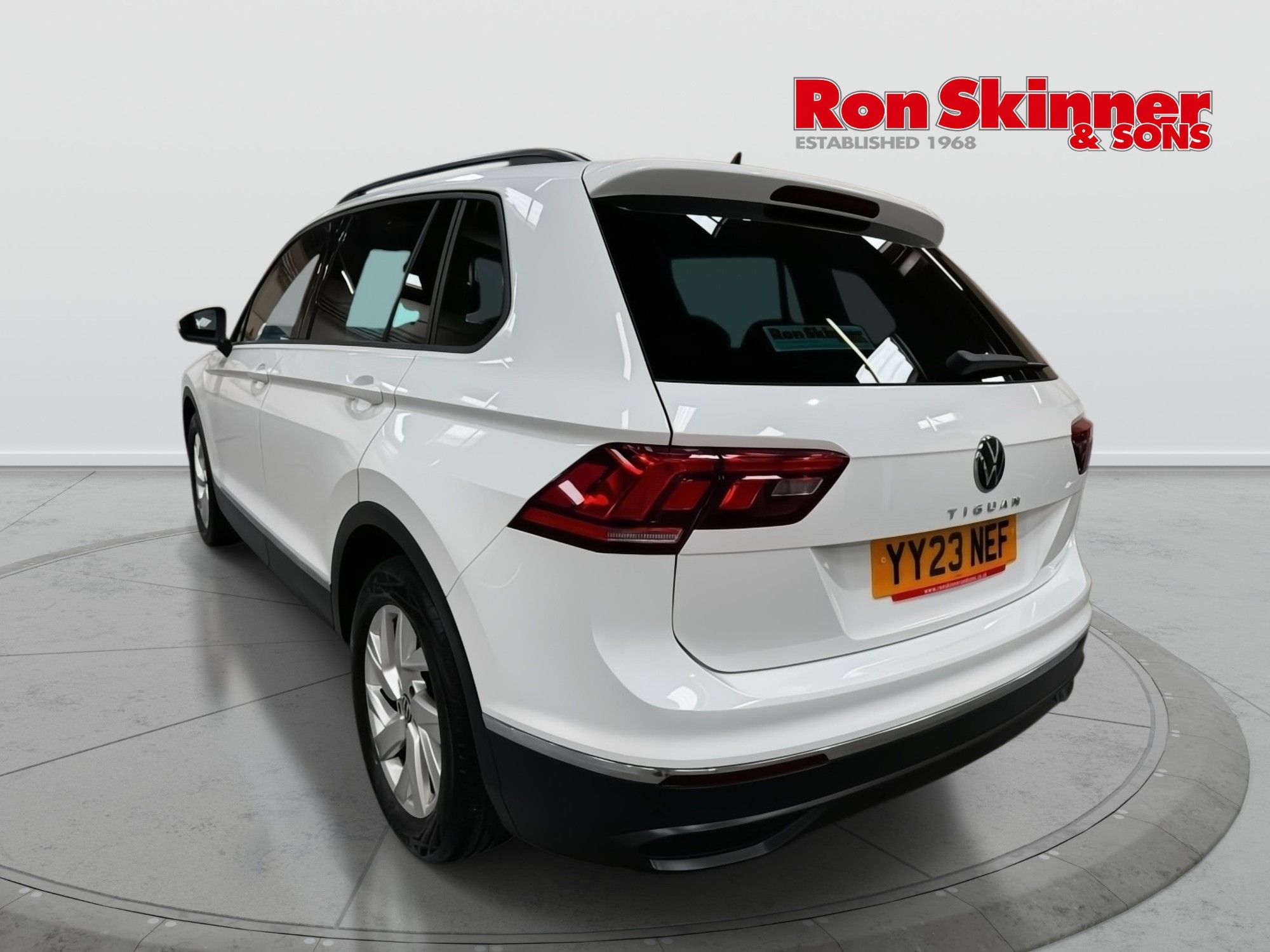 2023 Volkswagen Tiguan — image 3