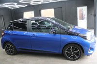 USED 2017 67 TOYOTA YARIS 1.5 VVT-h Blue Bi-Tone Hatchback 5dr Petrol Hybrid E-CVT Euro 6 (s/s) (100 ps) BLUETOOTH - CRUISE CONTROL