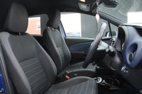USED 2017 67 TOYOTA YARIS 1.5 VVT-h Blue Bi-Tone Hatchback 5dr Petrol Hybrid E-CVT Euro 6 (s/s) (100 ps) BLUETOOTH - CRUISE CONTROL