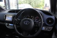 USED 2017 67 TOYOTA YARIS 1.5 VVT-h Blue Bi-Tone Hatchback 5dr Petrol Hybrid E-CVT Euro 6 (s/s) (100 ps) BLUETOOTH - CRUISE CONTROL