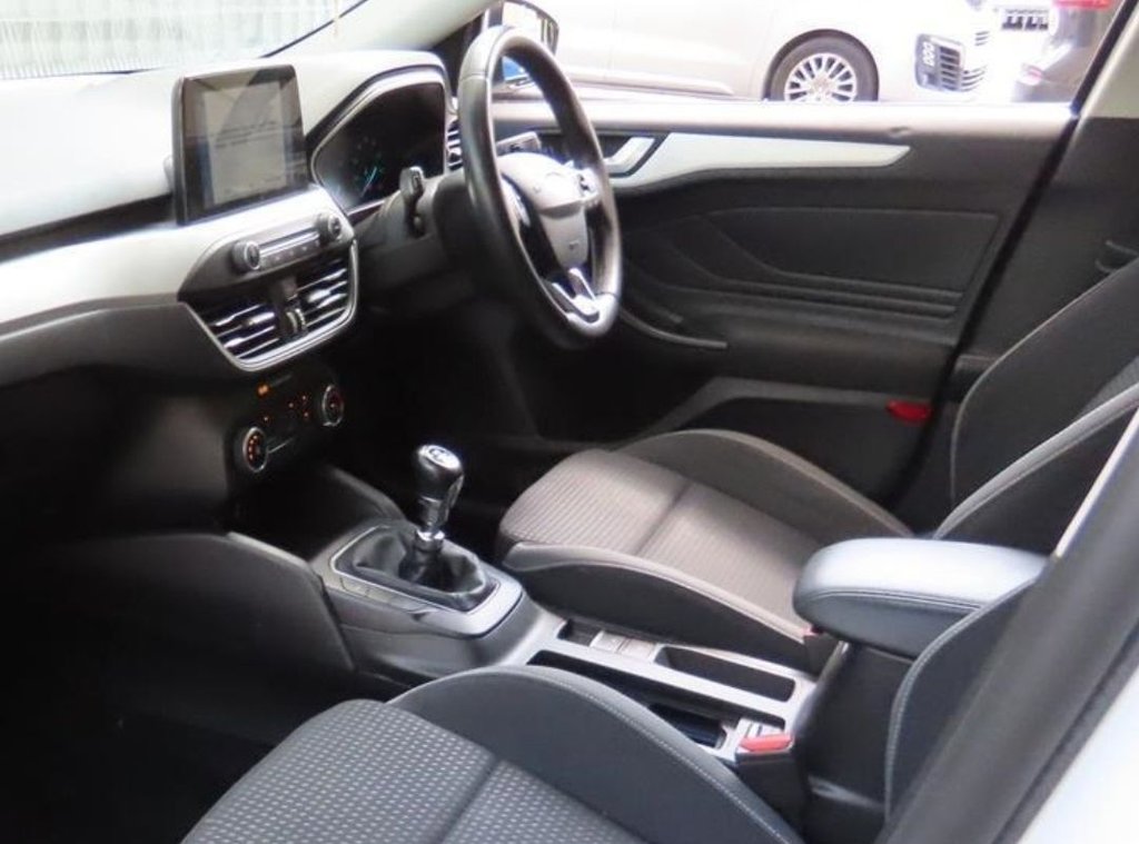 2018 Ford Focus thumbnail 2