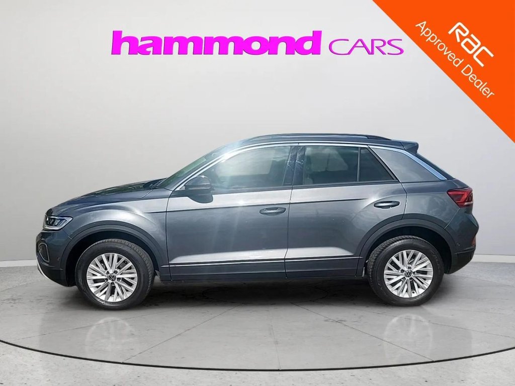 2023 Volkswagen T-Roc — image 2