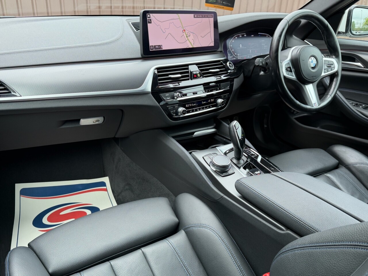 2022 BMW 5 SERIES 2.0 520d MHT M Sport Touring 5dr Diesel Hybrid Steptronic Euro 6 (s/s) (190 - vehicle photo 9 for sale on PureCar