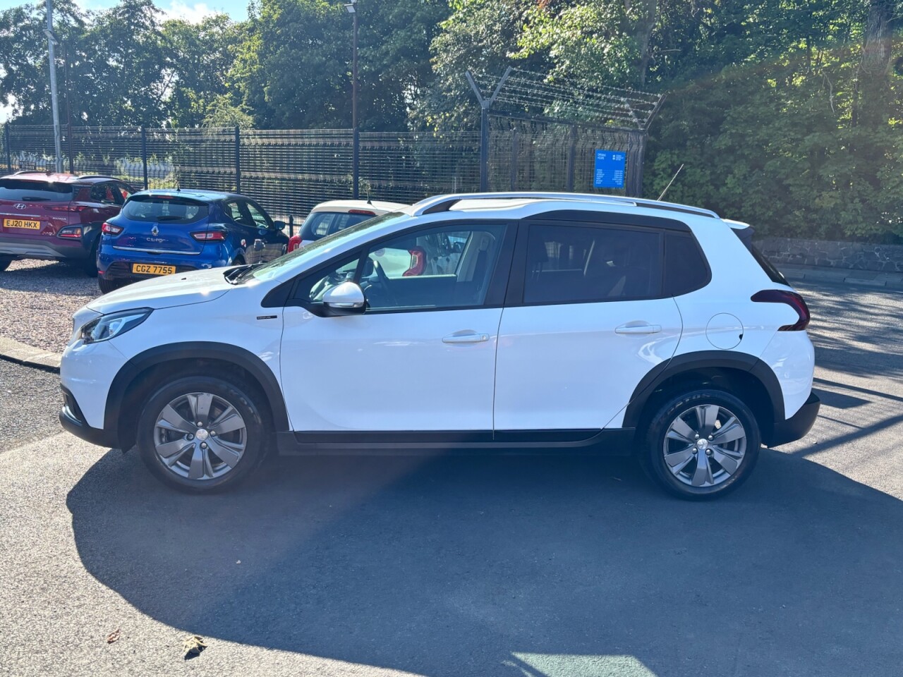 2019 PEUGEOT 1.2 PureTech Signature SUV 5dr Petrol Manual Euro 6 (s/s) (110 ps) - vehicle photo 4 for sale on PureCar