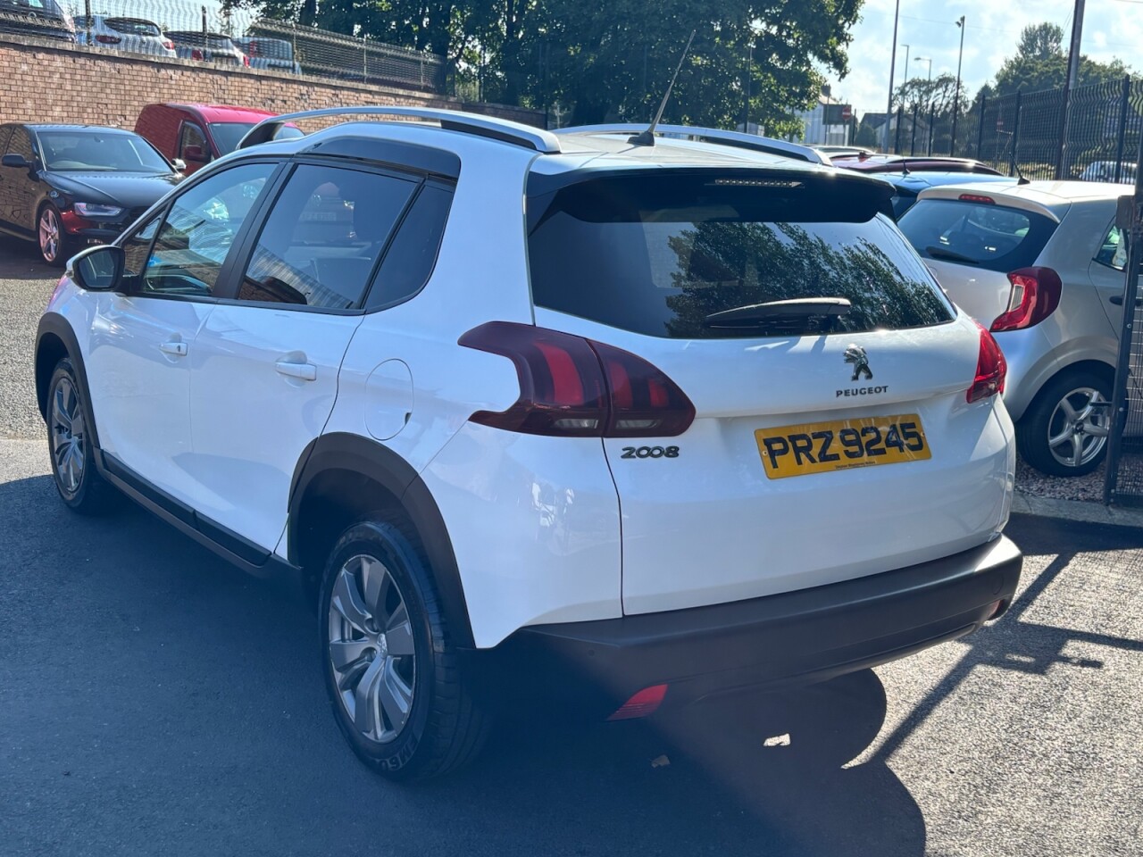 2019 PEUGEOT 1.2 PureTech Signature SUV 5dr Petrol Manual Euro 6 (s/s) (110 ps) - vehicle photo 5 for sale on PureCar
