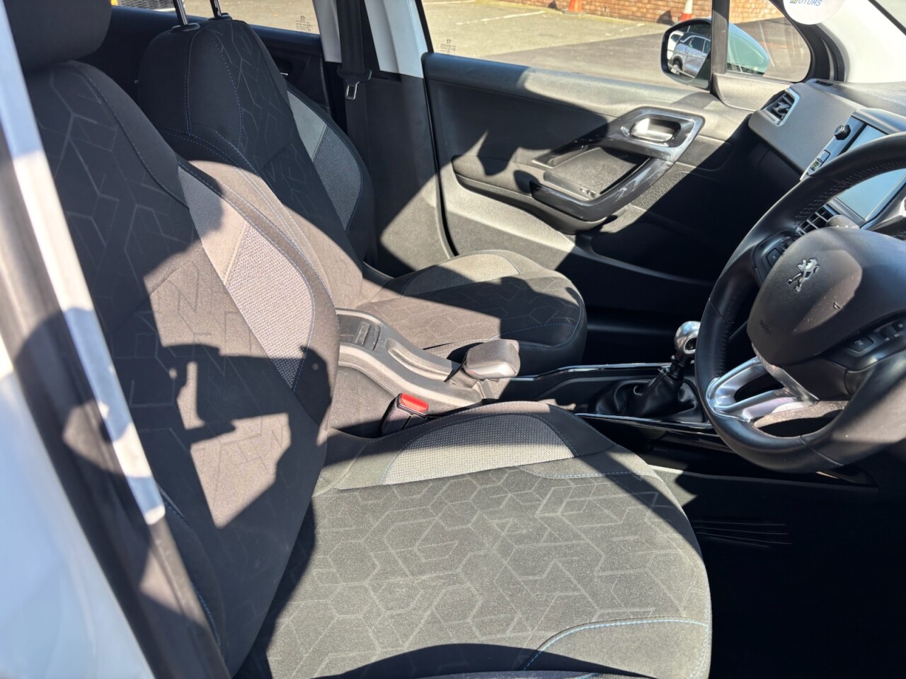 2019 PEUGEOT 1.2 PureTech Signature SUV 5dr Petrol Manual Euro 6 (s/s) (110 ps) - vehicle photo 9 for sale on PureCar
