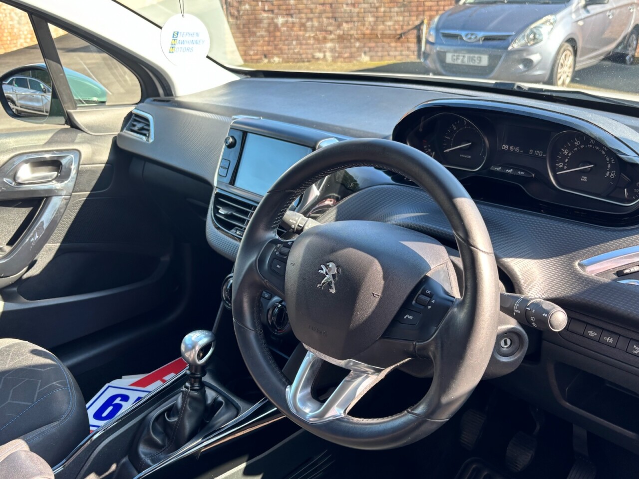 2019 PEUGEOT 1.2 PureTech Signature SUV 5dr Petrol Manual Euro 6 (s/s) (110 ps) - vehicle photo 10 for sale on PureCar