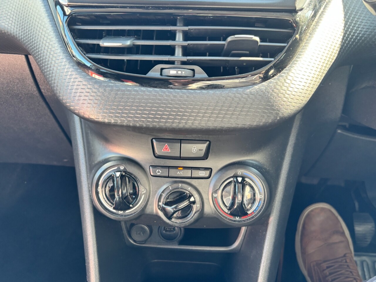 2019 PEUGEOT 1.2 PureTech Signature SUV 5dr Petrol Manual Euro 6 (s/s) (110 ps) - vehicle photo 13 for sale on PureCar