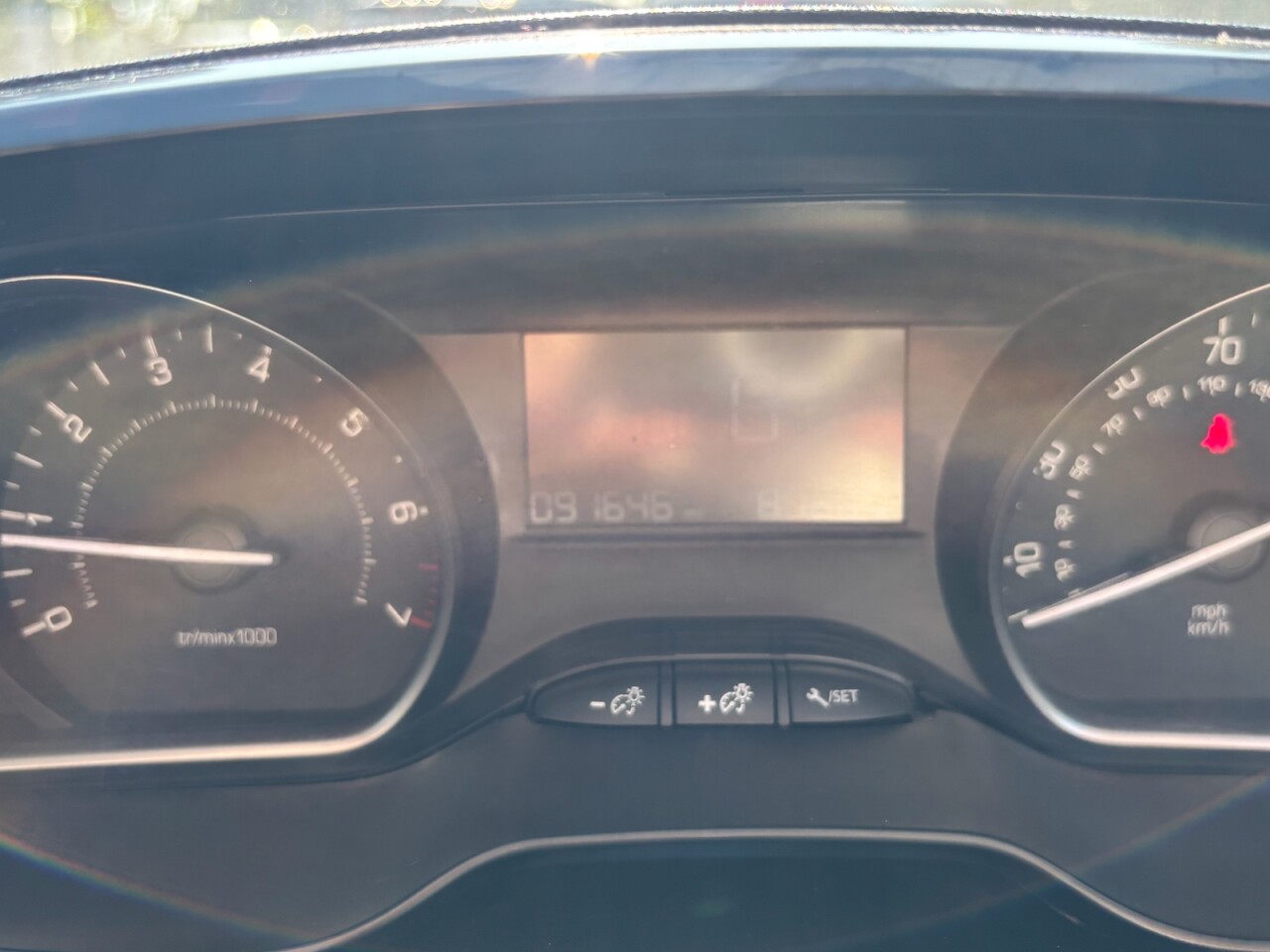 2019 PEUGEOT 1.2 PureTech Signature SUV 5dr Petrol Manual Euro 6 (s/s) (110 ps) - vehicle photo 17 for sale on PureCar