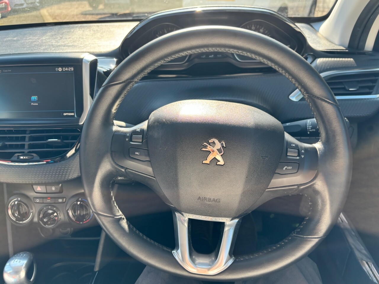 2019 PEUGEOT 1.2 PureTech Signature SUV 5dr Petrol Manual Euro 6 (s/s) (110 ps) - vehicle photo 18 for sale on PureCar