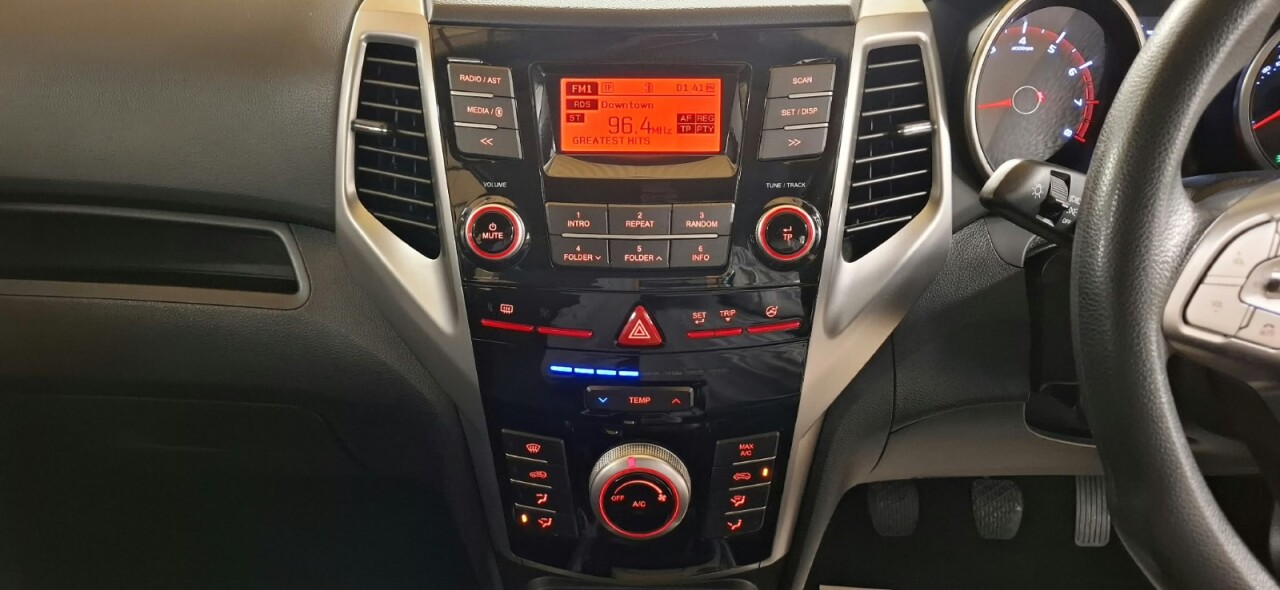 2017 SSANGYONG TIVOLI 1.6 e-XGi SE SUV 5dr Petrol Manual Euro 6 (s/s) (128 ps) - vehicle photo 14 for sale on PureCar