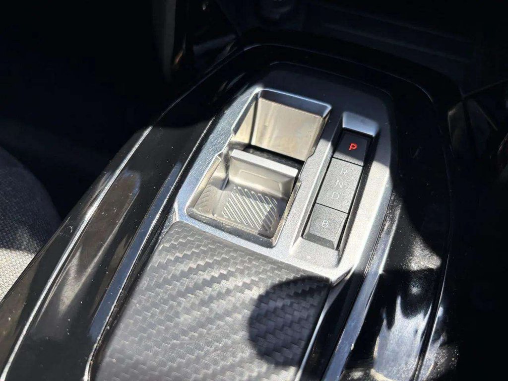 2023 Peugeot e-2008 — image 6