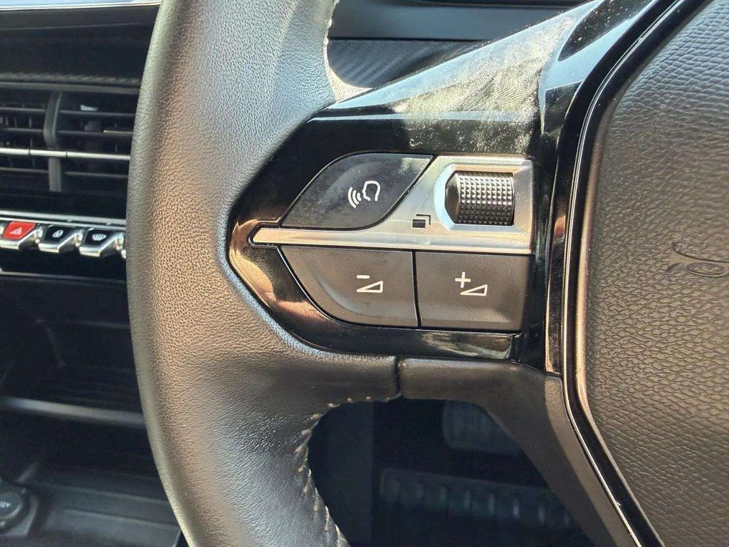 2023 Peugeot e-2008 — image 7