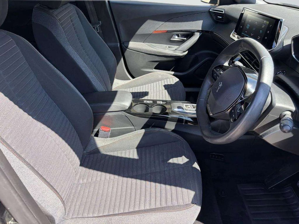 2023 Peugeot e-2008 — image 11