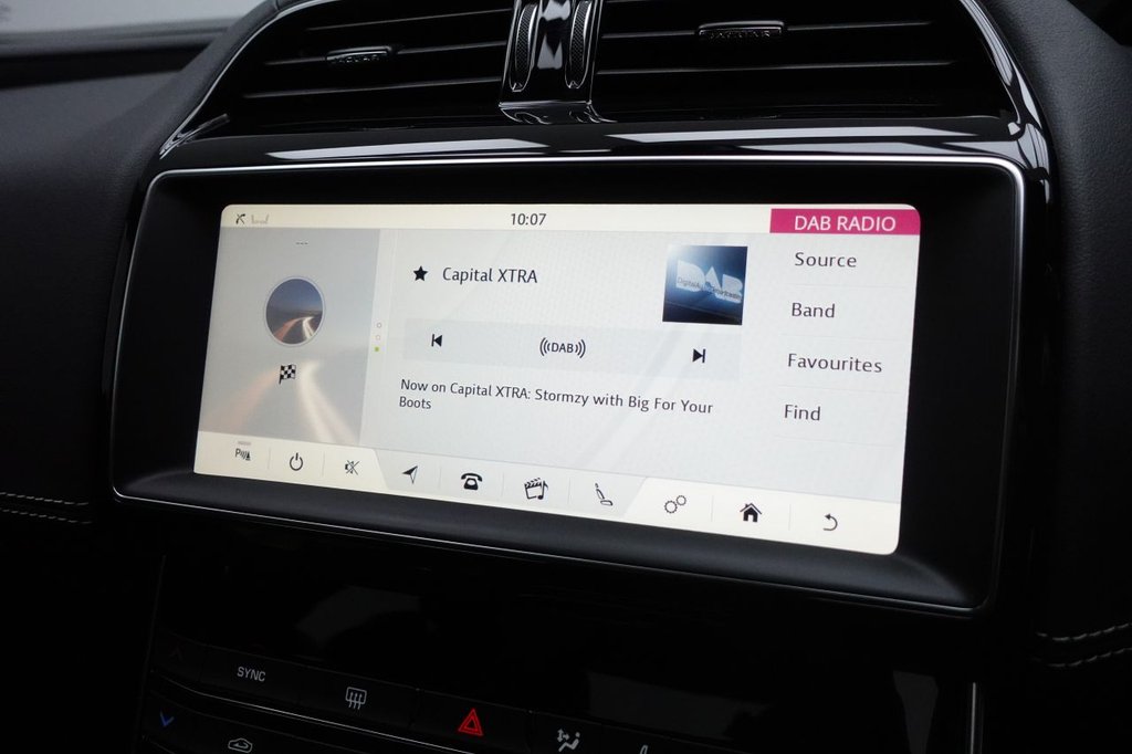 2018 Jaguar XE — image 17