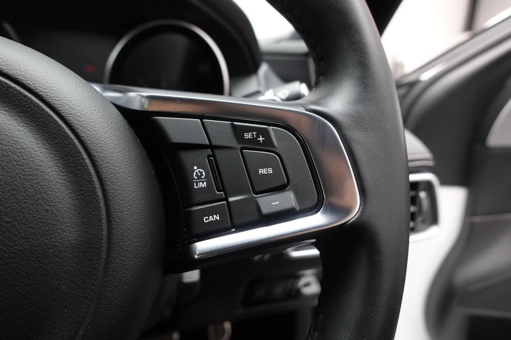 2018 Jaguar XE — image 22