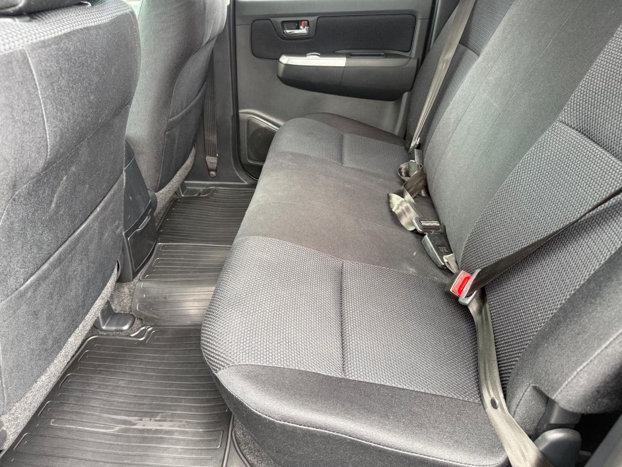 2015 TOYOTA HILUX 3.0 D-4D Invincible Pickup Double Cab 4dr Diesel Auto 4WD Euro 5 (171 ps) - vehicle photo 18 for sale on PureCar