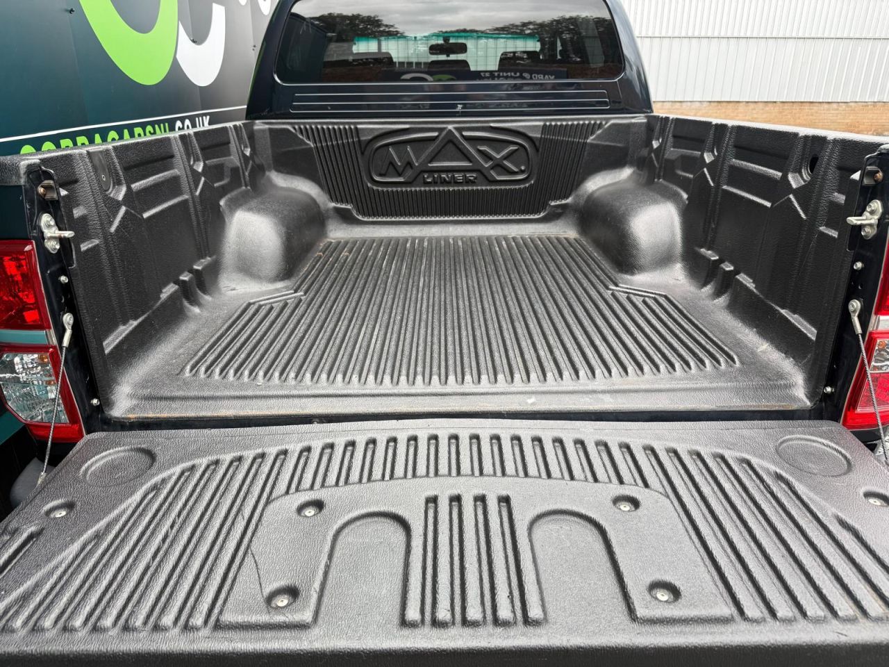 2015 TOYOTA HILUX 3.0 D-4D Invincible Pickup Double Cab 4dr Diesel Auto 4WD Euro 5 (171 ps) - vehicle photo 10 for sale on PureCar