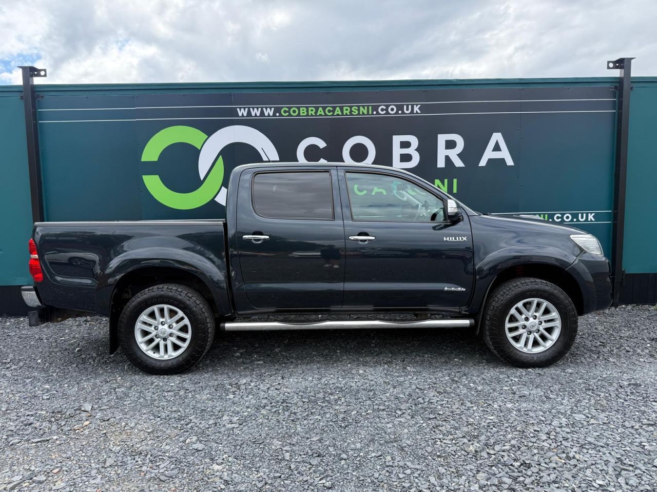 2015 TOYOTA HILUX 3.0 D-4D Invincible Pickup Double Cab 4dr Diesel Auto 4WD Euro 5 (171 ps) - vehicle photo 3 for sale on PureCar