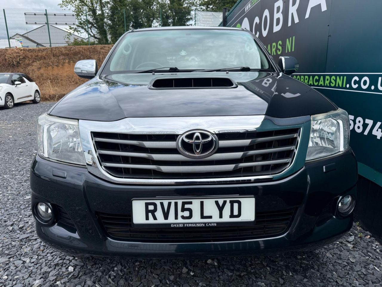 2015 TOYOTA HILUX 3.0 D-4D Invincible Pickup Double Cab 4dr Diesel Auto 4WD Euro 5 (171 ps) - vehicle photo 2 for sale on PureCar