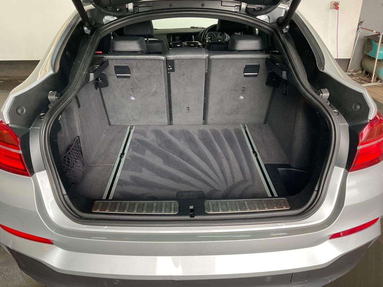 2017 BMW X4 JUST THROUGH OUR WORKSHOP PARTIAL SERVICE HISTORY 2 KEYS FOUR WHEEL DRIVE PARKING SENSORS REVERSE CAMERA HEATED SEATS POWER TAILGATE MOT'D TO JUNE 2027 - vehicle photo 12 for sale on PureCar