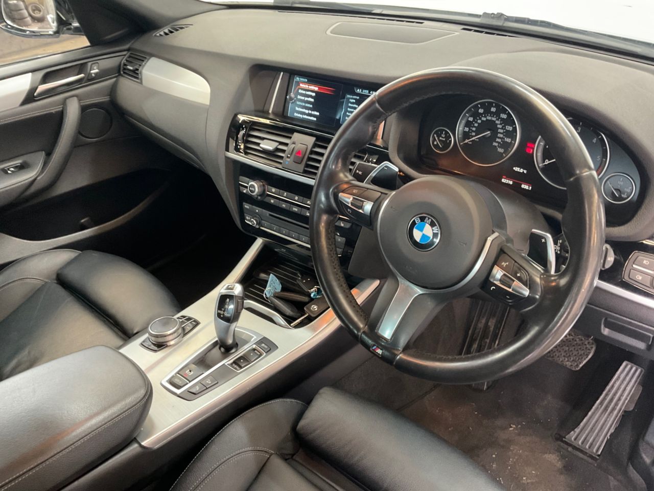 2017 BMW X4 JUST THROUGH OUR WORKSHOP PARTIAL SERVICE HISTORY 2 KEYS FOUR WHEEL DRIVE PARKING SENSORS REVERSE CAMERA HEATED SEATS POWER TAILGATE MOT'D TO JUNE 2027 - vehicle photo 16 for sale on PureCar