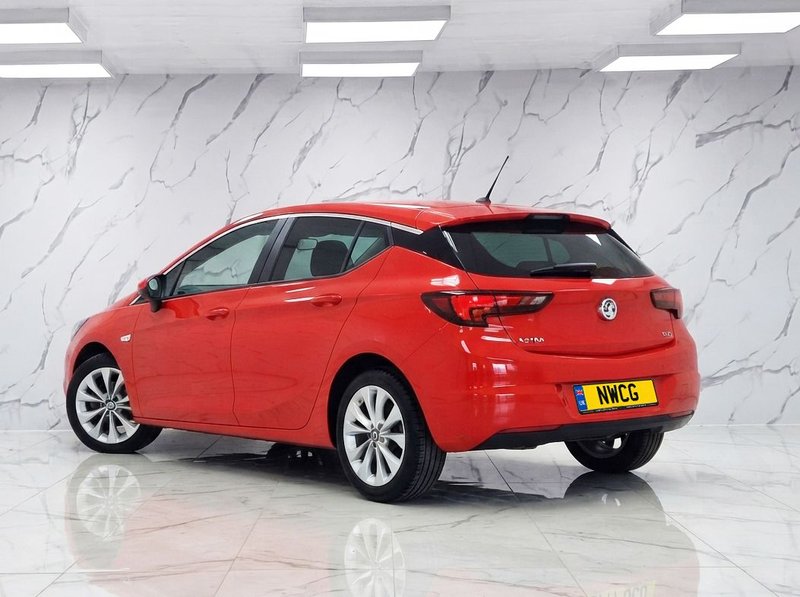 2017 Vauxhall Astra in red — photo 2 of 8