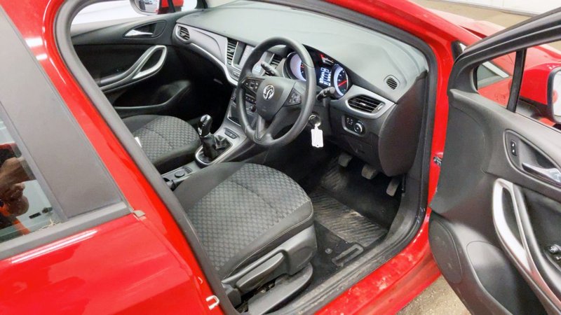 2017 Vauxhall Astra in red — photo 4 of 8