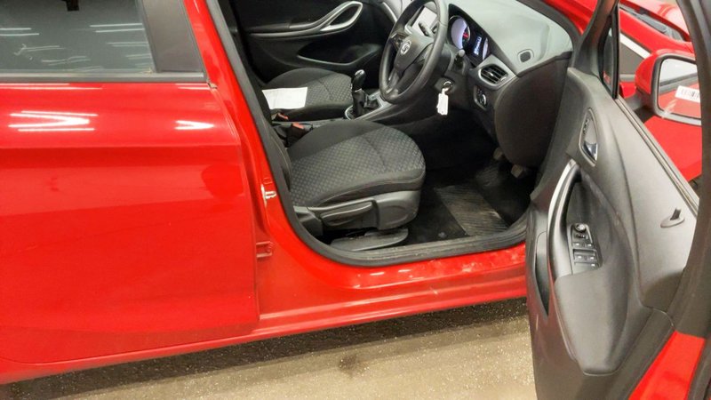 2017 Vauxhall Astra in red — photo 5 of 8