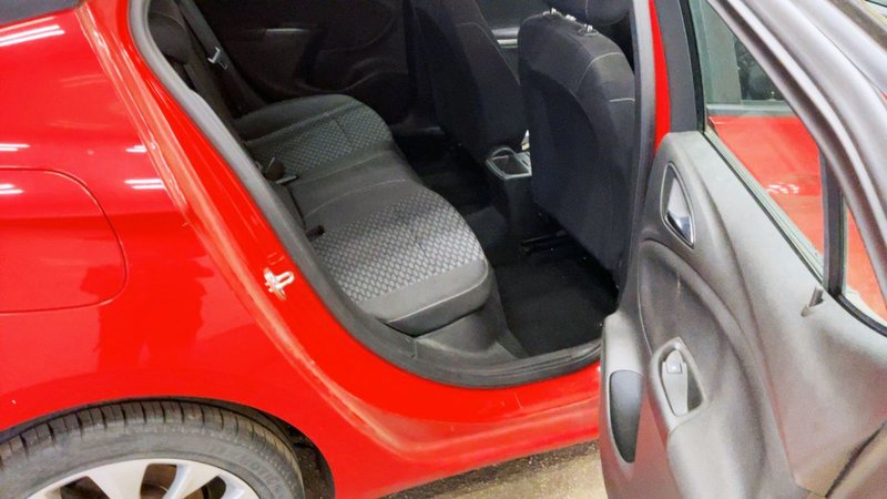 2017 Vauxhall Astra in red — photo 6 of 8