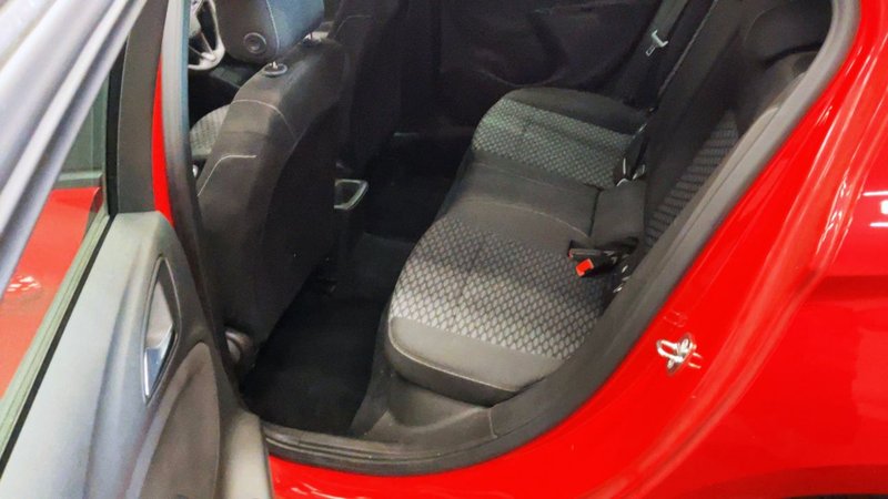 2017 Vauxhall Astra in red — photo 7 of 8