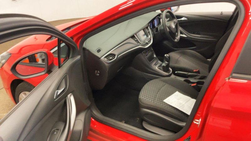 2017 Vauxhall Astra in red — photo 3 of 8