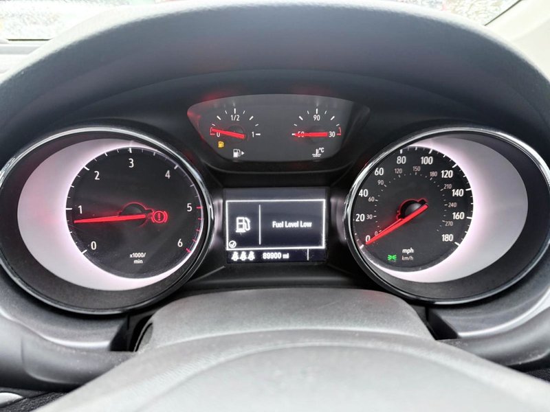 2017 Vauxhall Astra in red — photo 12 of 16