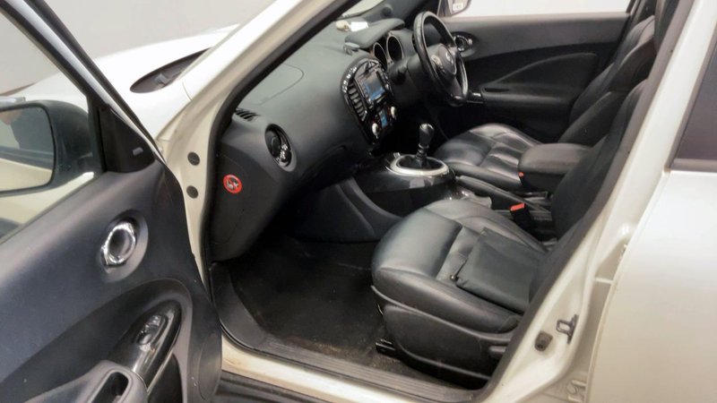 2017 Nissan Juke in white — photo 6 of 11