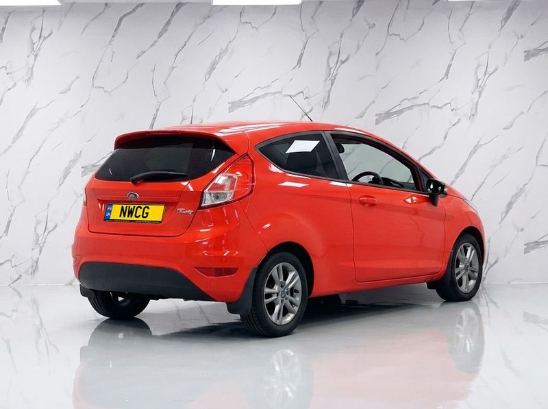 2015 Ford Fiesta in red — photo 3 of 6