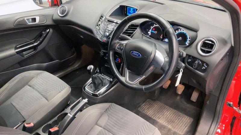 2015 Ford Fiesta in red — photo 4 of 6
