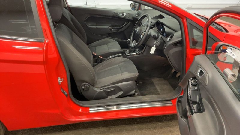 2015 Ford Fiesta in red — photo 5 of 6