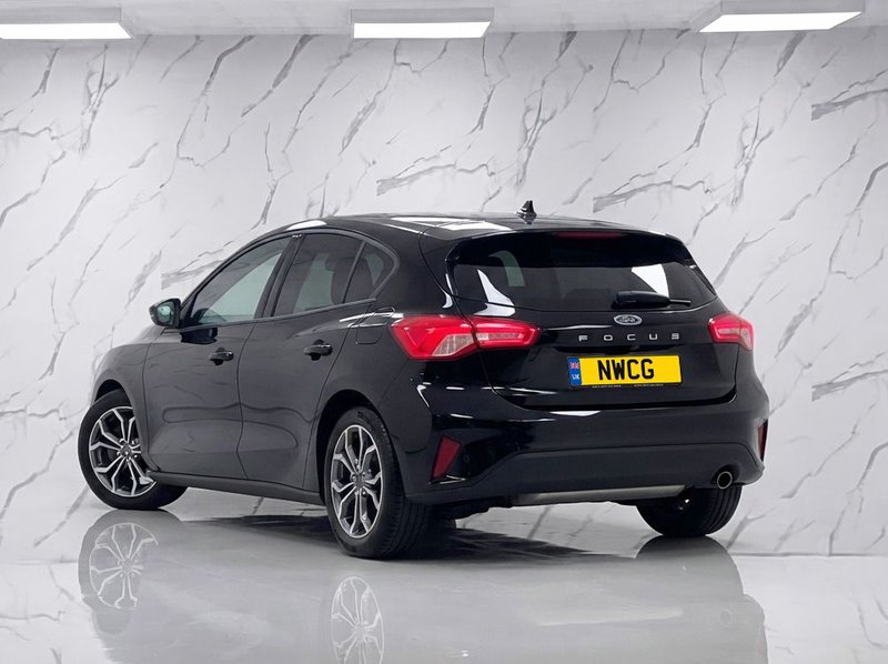 2019 Ford Focus in black — photo 4 of 13