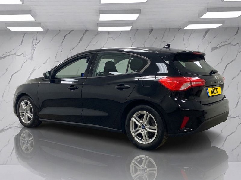 2019 Ford Focus in black — photo 7 of 13
