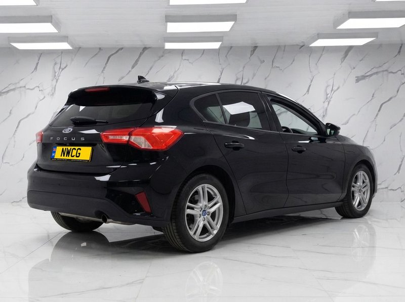 2019 Ford Focus in black — photo 6 of 13